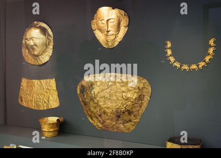 Mykenische Kunst, 16.-12. Jahrhundert v. Chr., Vitrine mit den goldenen Grabbeigaben der Könige von Mykene, Goldmasken aus dem 16. Jahrhundert v. Chr. Stockfoto