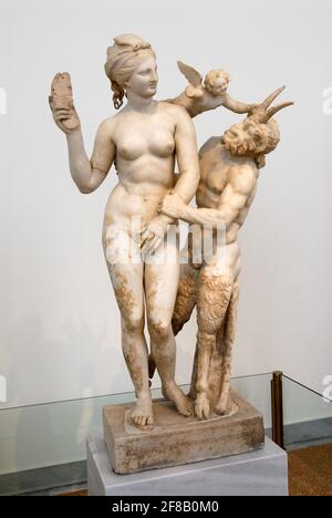 Marmorfigur Gruppe Aphrodite, Pan und Eros um 100 v. Chr. diente das Bild von Pan später als Vorlage für die Darstellung des Teufels Stockfoto