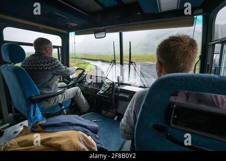 Thorsmork, Island-06.05.2019: Fahrer eines Offroad-Busses achtet genau auf die Flussüberquerung im Thorsmork-Tal, Südisland. Stockfoto