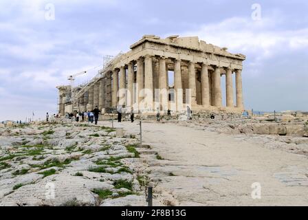 Parthenon (Athene Parthenos) ist der beeindruckende Haupttempel der Akropolis und ist der Jungfrau Athene aus dem 5. Jahrhundert v. Chr., Athen, gewidmet Stockfoto