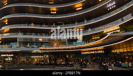 Dubai, VAE - 04. März 2021: Geschäfte und Cafés in der Dubai Mall Stockfoto