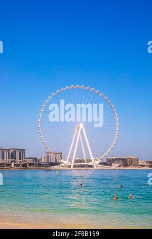 Dubai, VAE - 04. März 2021: Riesenrad am Strand von Dubai Marina Stockfoto