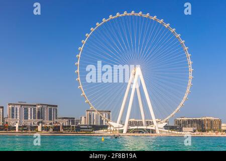 Dubai, VAE - 04. März 2021: Riesenrad am Strand von Dubai Marina Stockfoto