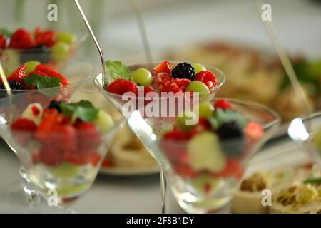 Ein farbenfrohes Fruchtdessert, das in einem stilvollen Glas serviert wird Stockfoto
