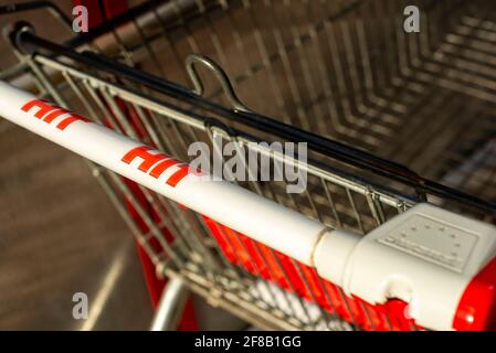 Ein leerer Hit Supermarkt Einkaufswagen Trolley aus der Nähe Stockfoto