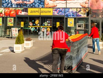 Mitarbeiter, die Einkaufstrolleys vor den Billa-Supermarkt in Sofia, Bulgarien, Osteuropa, EU schieben Stockfoto