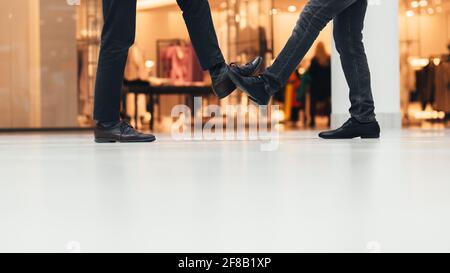 Nahaufnahme. Gute Freunde grüßen einander Stockfoto