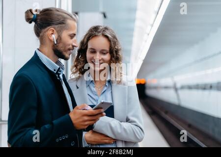 Junges Paar, das auf der U-Bahn-Plattform steht. Stockfoto