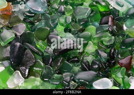 Sommerhintergrund aus Meeresglas, Blick von oben. Zerbrochenes Glas aus dem Meer. Musterung aus Meeresglas. Ozeanisches Mosaik. Natürliche Farben von Blau, Grün, Weiß. Glasscherben am Strand an der Küste gefunden. Stockfoto