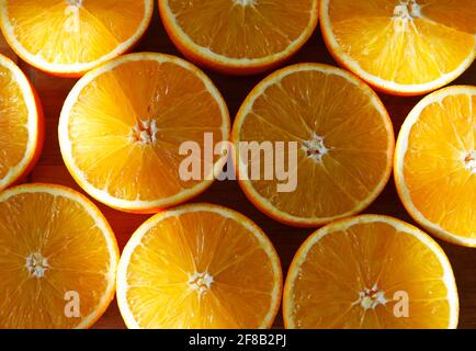 Hintergrund aus den Orangen , in zwei Hälften geschnitten Stockfoto