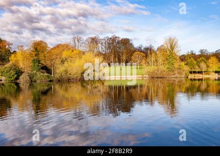 Northampton, Großbritannien. April 2021. Wetter in Großbritannien. Reflections, ein herrlicher Morgen für einen Spaziergang um den Abington Park See mit den hellen Wolken, die sich auf der Wasseroberfläche spiegeln. Kredit: Keith J Smith./Alamy Live Nachrichten. Stockfoto