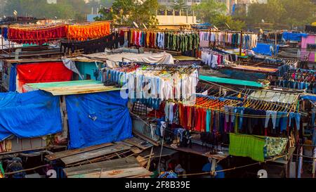 MUMBAI, INDIEN - 29. Dezember 2021:Dhobi Ghat ist ein bekannter Open-Air-Waschsalon in Mumbai. Wäsche hängt im Freien zum Trocknen. Stockfoto