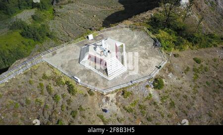 Das Denkmal an der Spitze des Sees kelimutu Blick. Drei bunte, kratersäurehaltige Seen, die ihre Farbe regelmäßig ändern, Flores, Indonesien Stockfoto