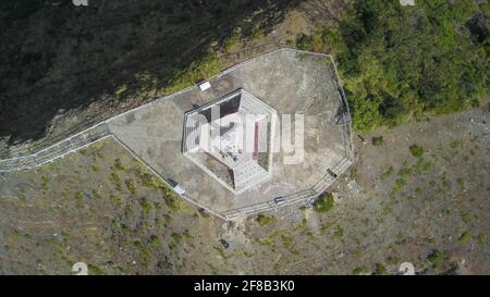 Luftdrohnen Blick auf das Denkmal an der Spitze des Sees kelimutu Blick. Drei bunte, kraterierte Säureseen, die ihre Farbe in regelmäßigen Abständen ändern Stockfoto