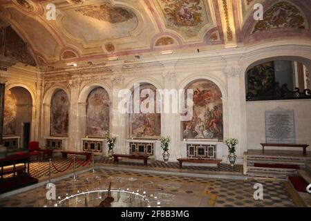 Napoli - Altari di destra della cripta della Basilica di Santa Maria alla Sanità Stockfoto