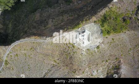 Luftdrohnen Blick auf das Denkmal an der Spitze des Sees kelimutu Blick. Drei bunte, kraterierte Säureseen, die ihre Farbe in regelmäßigen Abständen ändern Stockfoto