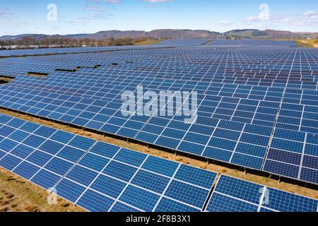 Luftaufnahme von der Drohne von Solarpaneelen in einem Solarpark in Schottland, Großbritannien Stockfoto