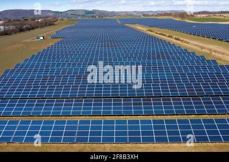 Luftaufnahme von der Drohne von Solarpaneelen in einem Solarpark in Schottland, Großbritannien Stockfoto