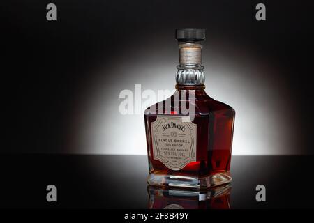 Prag, Tschechische Republik - 20. Mai 2021: Die Flasche Jack Daniels Tennessee Whiskey od the black glass table. Es ist eine Marke von Tennessee Whiskey und dem t Stockfoto