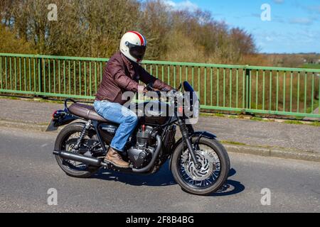 2016 Triumph Bonneville T120; Motorradfahrer; zweirädriger Transport, Motorräder, Fahrzeug auf britischen Straßen, Motorräder, Motorradfahrer, die in Manchester, Großbritannien, unterwegs sind Stockfoto