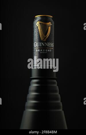 Prag, Tschechische Republik - 27. Februar 2020: Dewy Guinness Dose auf schwarzem Hintergrund.Guinness ist ein dunkler irischer Trockenstout, der aus der Brauerei stammt Stockfoto