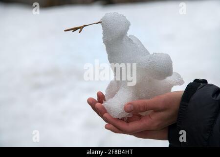 Snowbird. Kreativer Ansatz für Kinder. Die Kinder machten eine Schneefigur Stockfoto