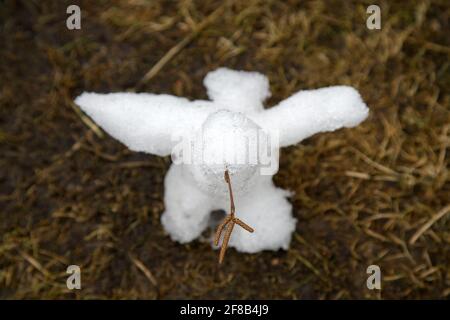 Snowbird. Kreativer Ansatz für Kinder. Die Kinder machten eine Schneefigur Stockfoto