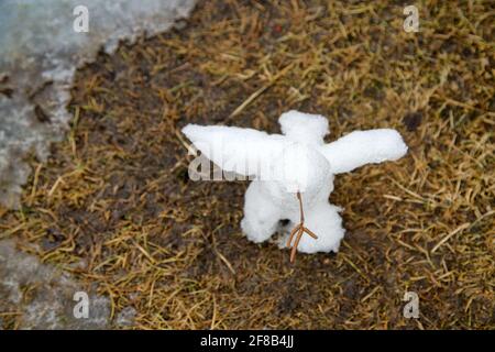 Snowbird. Kreativer Ansatz für Kinder. Die Kinder machten eine Schneefigur Stockfoto