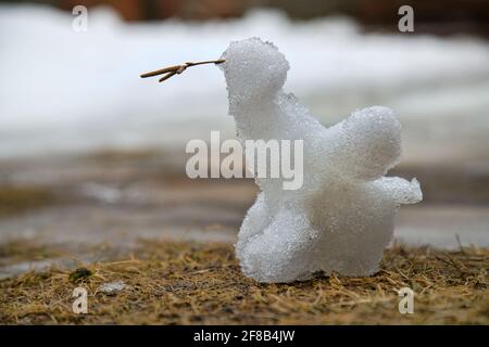 Snowbird. Kreativer Ansatz für Kinder. Die Kinder machten eine Schneefigur Stockfoto