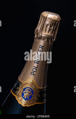 Prag, Tschechische Republik - 10. Januar 2021: Das Detail der Flasche Pol Roger Champagner auf dem schwarzen Hintergrund. Pol Roger ist ein Produzent von Champagner.Loc Stockfoto