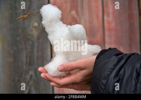 Snowbird. Kreativer Ansatz für Kinder. Die Kinder machten eine Schneefigur Stockfoto