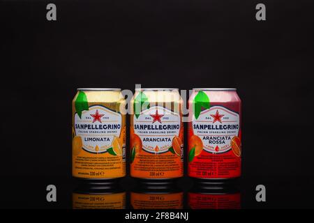 Prag, Tschechische Republik - 24. Januar 2021: San Pellegrino Obst Mineralwasser auf schwarzem Hintergrund. S.Pellegrino wurde 18 in Bergamo, Italien gegründet Stockfoto