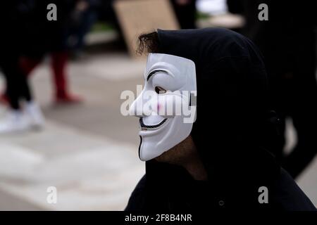 LONDON, Großbritannien - 03. April 2021: Mann trägt eine Maske „Anonymous V for Vendetta“ während des Protestes zum „Kill the Bill“ auf dem Parliament Square. Stockfoto