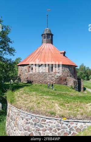 Priozersk, Region Leningrad, Russland - 20. Juni 2020: Auf dem Territorium des Korela Fortress Museum in der Nähe des Torturms spazieren die Menschen Stockfoto