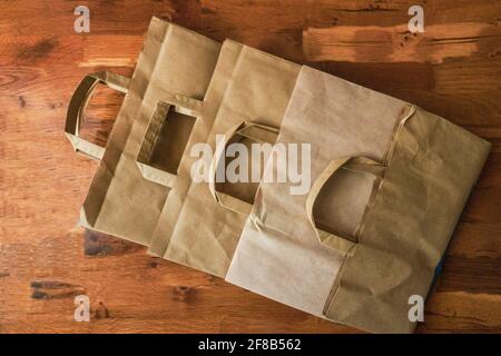 Papiertüten auf einer Oberfläche aus Holz Stockfoto