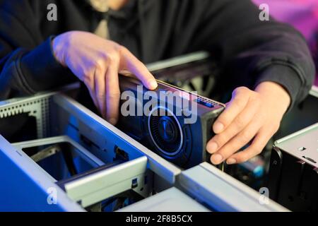 Nahaufnahme der Gamer Girl Installation einer neuen GPU-Grafikkarte in Ihr Gaming-PC Stockfoto