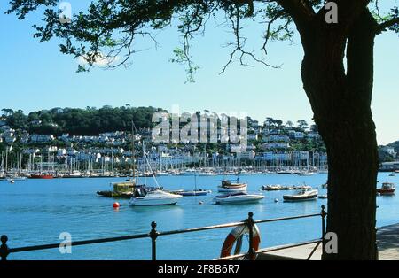 Kingswear im Sommer von Dartmouth, Devon, aus gesehen, mit dem River Dart, Südwestengland, Großbritannien Stockfoto