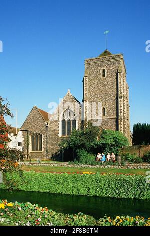 Die historische Holy Cross Church aus dem 14. Jahrhundert in Westgate, Canterbury, Kent, Südostengland, mit dem Fluss Stour im Vordergrund Stockfoto