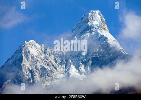 Mount Ama Dablam in Wolken, Weg zum Everest-Basislager, Khumbu-Tal, Sagarmatha-Nationalpark, Everest-Gebiet, nepalesischer himalaya, Nepal Stockfoto