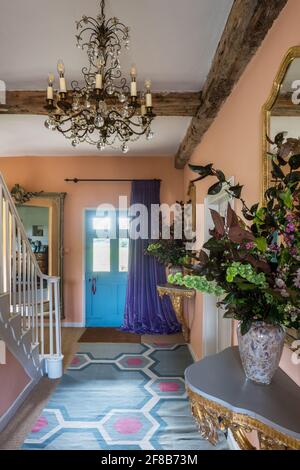 Grand Cordoba Teppich in Grade II gelistet Suffolk Flur mit Wandfarbe von Paint Library London Stockfoto