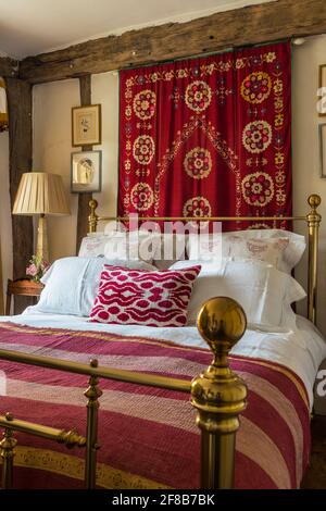 Suzani Wand hängenden Grade II aufgeführt Suffolk Bauernhaus Schlafzimmer. Stockfoto