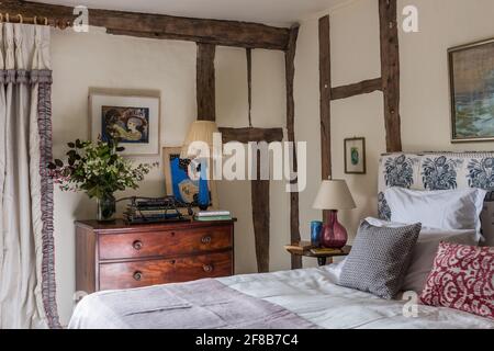 Ruhige Samtbeete im Schlafzimmer 'Ivory' des Grade-II-gelisteten Suffolk Bauernhaus Stockfoto