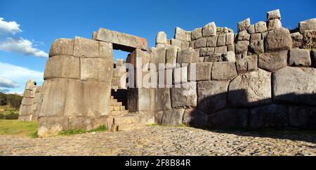 Steintür. Blick auf Sacsayhuaman, Inka Ruinen in Cusco oder Cuzco Stadt, Peru Stockfoto