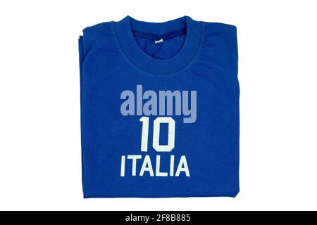 Blaues T-Shirt für Kinder. Gefaltetes Fußball- oder Poloshirt mit der Aufschrift italia und der Zahl zehn isoliert auf weißem Hintergrund. Sommer Mode für Kinder. Stockfoto