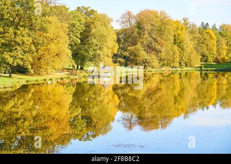 Herbst im Stirin Castle Park Stockfoto