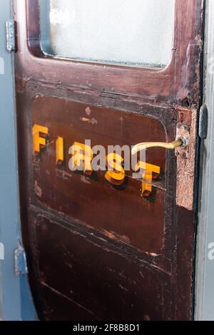 Ursprüngliche Tür des umfunktionierten viktorianischen Eisenbahnwagens in West Sussex Ferienhaus Stockfoto