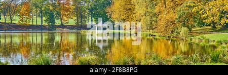 Herbst im Stirin Castle Park Stockfoto