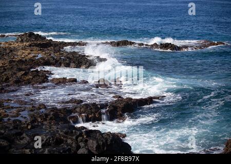 Krachende Wellen an der vulkanischen Küste von Teneriffa Stockfoto