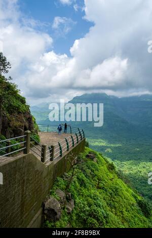 Wunderschöne Hügel und Täler, wie man sie am Malshej Point in Maharashtra, Indien, sieht Stockfoto