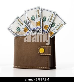 100-Dollar-Banknoten in der Ledertasche isoliert auf weißem Hintergrund. 3D-Illustration. Stockfoto